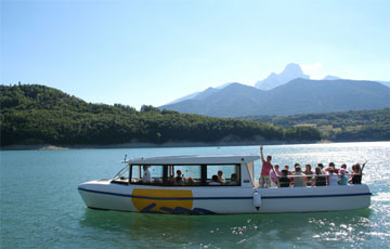 Bateau electro-solaire sur le lac du Sautet